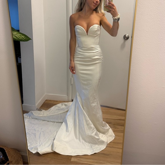 HOUSE OF CB 'Giselle' Ivory Satin Strapless
Bridal Gown - Picture 15 of 16